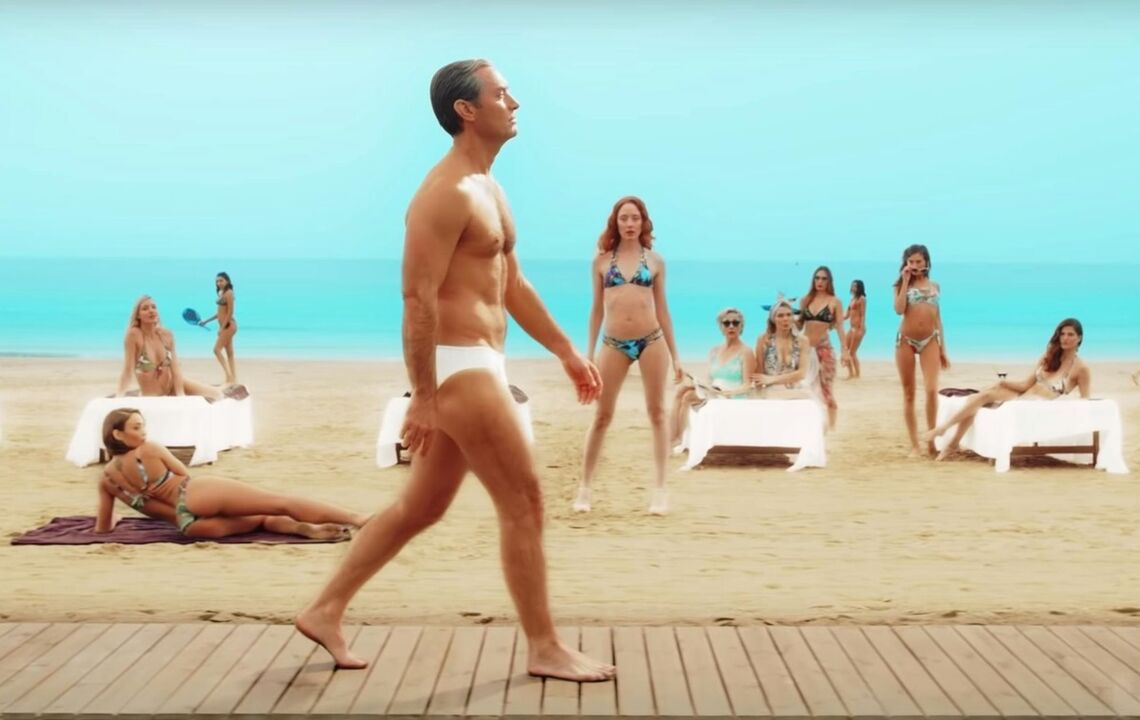 Girls on the beach looked at a man who had enlarged his penis
